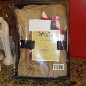 1122 Soft & Cozy Plush Throw w/ 1 Pair Socks *